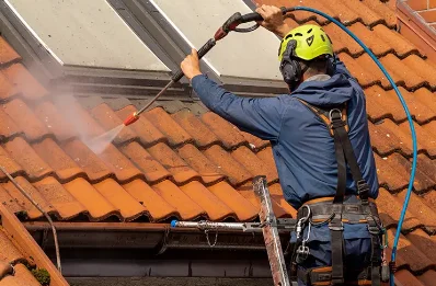 Démoussage et hydrofuge de toiture à Saffloz